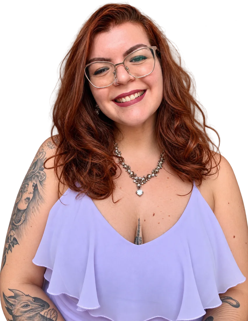 Giovanna Spinardi sorrindo, de blusa lilás